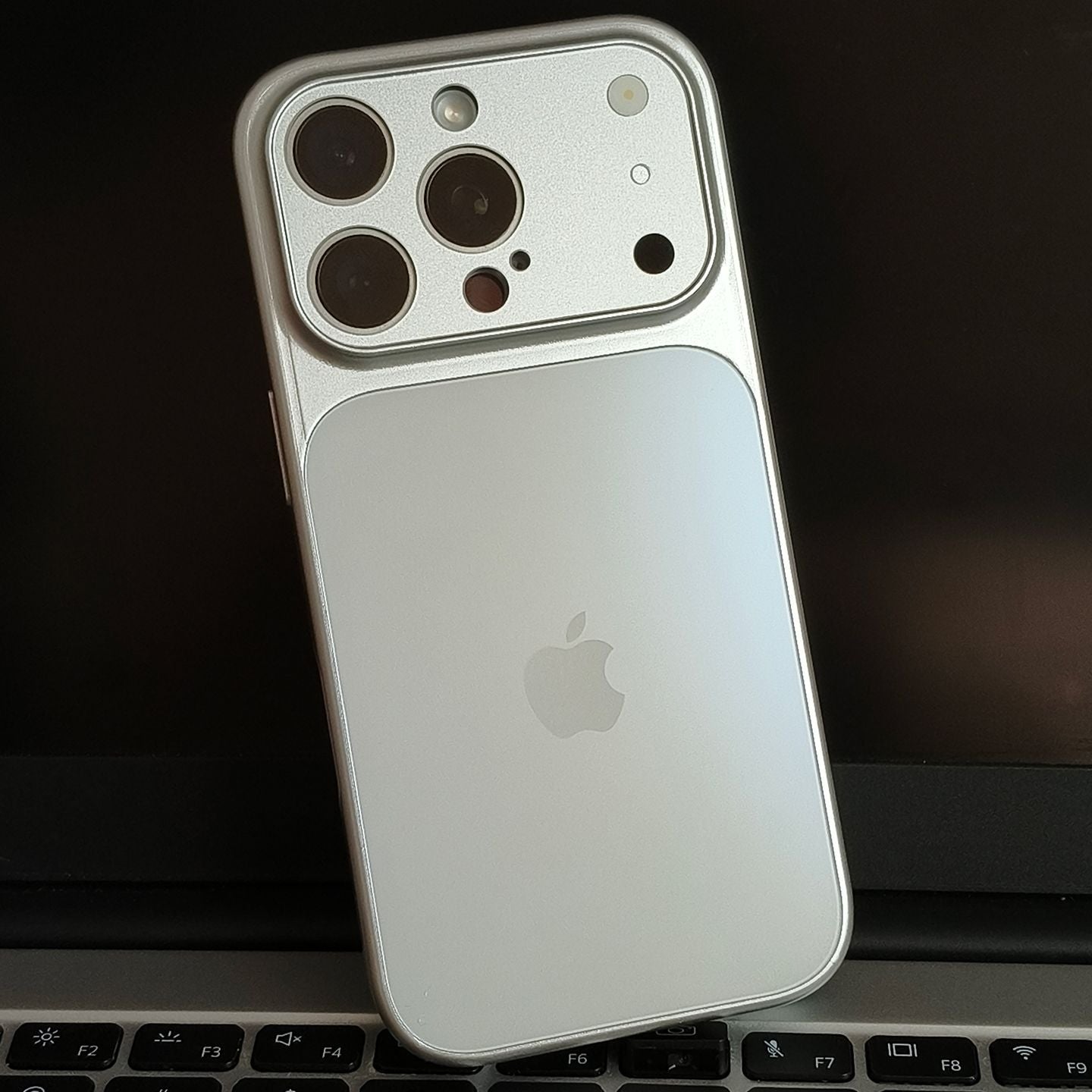 Metalliskt Magsafe iPhone-skal